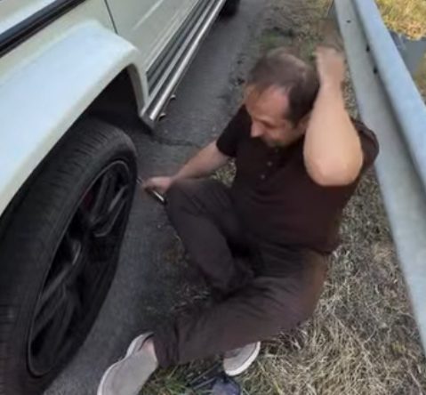 Emir Habibović doživeo neprijatnost na putu: Vraćao se iz Beča, pa morao sam da menja gumu (FOTO) 6 image 6 39