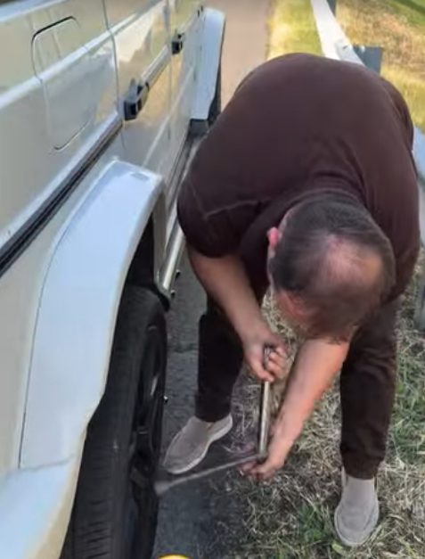 Emir Habibović doživeo neprijatnost na putu: Vraćao se iz Beča, pa morao sam da menja gumu (FOTO) 7 image 6 40