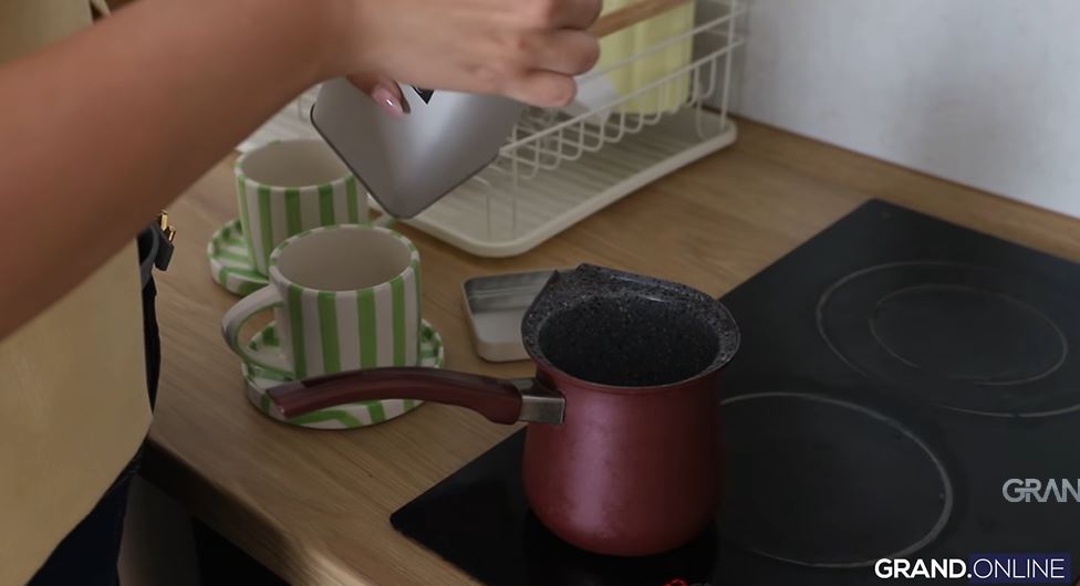 Sara Novčić otvorila vrata svog stana u Čačku: Nećete verovati šta krije u tabureu (VIDEO) 6 kafa kod sare