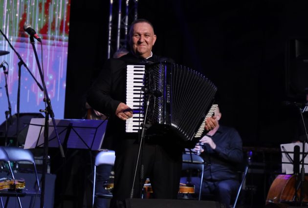 Dragan Kovačević Struja 30 godina karijere krunisao u rodnom gradu, čuveni harmonikaš preplavljen emocijama: "Ovo je najlepši osećaj" 7 0A0A0067 1