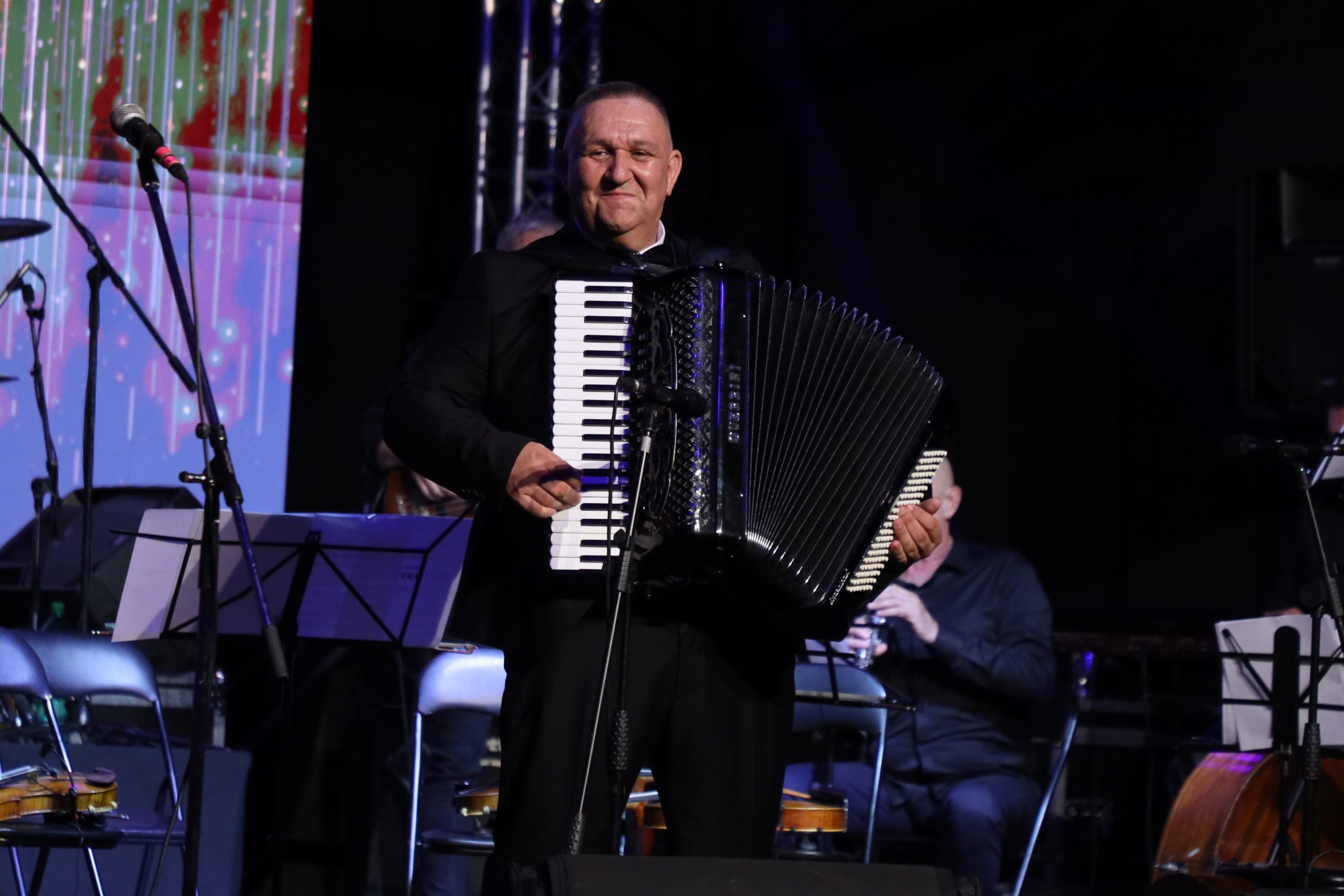 Dragan Kovačević Struja 30 godina karijere krunisao u rodnom gradu, čuveni harmonikaš preplavljen emocijama: "Ovo je najlepši osećaj" 6 0A0A0067 1