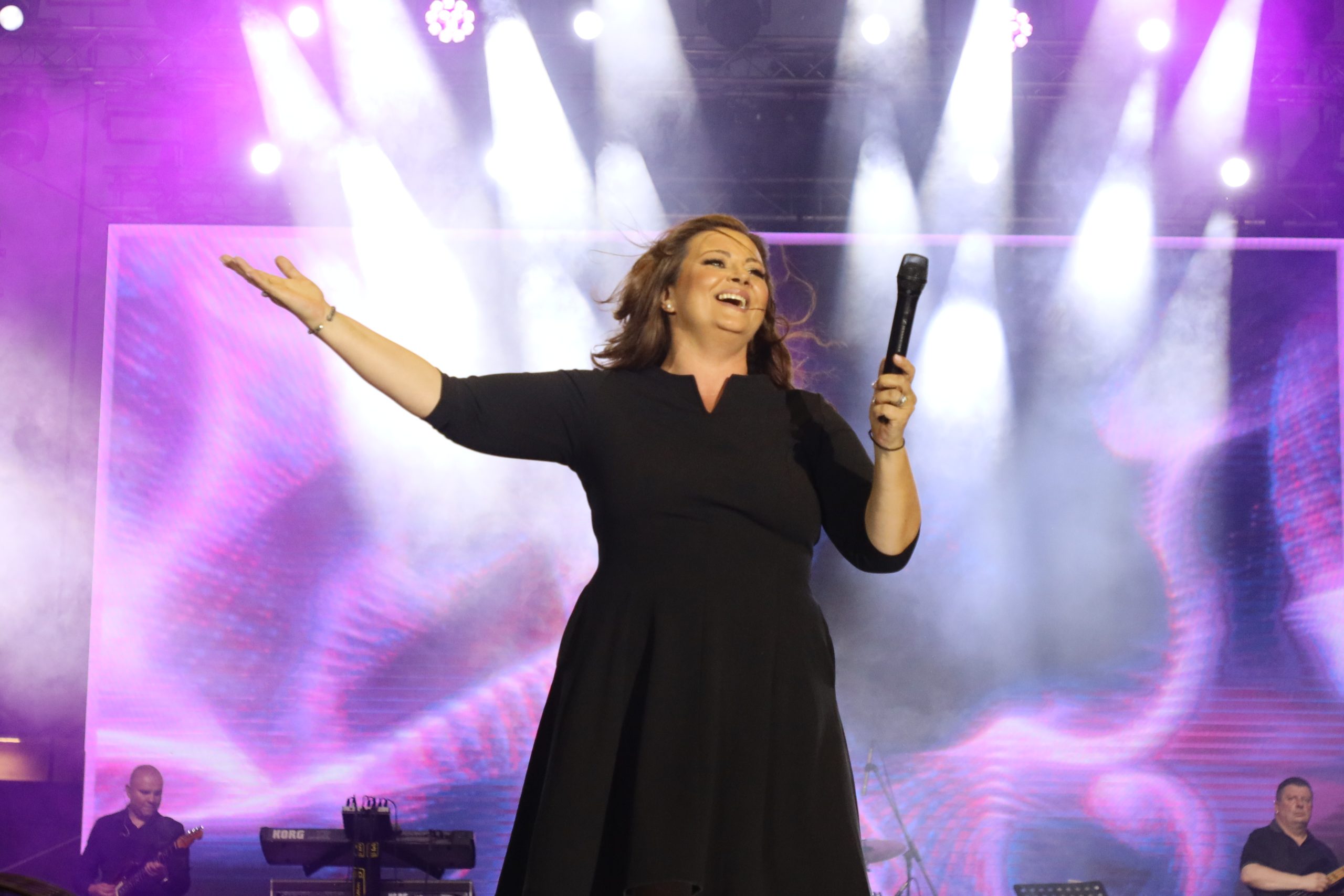Istorijska noć u Beogradu: Suzana Jovanović se rasplakala na bini, omaž Sinanu Sakiću naježio hiljade ljudi u publici, a tek da čujete šta je zapevala Bojana Barjaktarević (FOTO) 15 0A0A0122