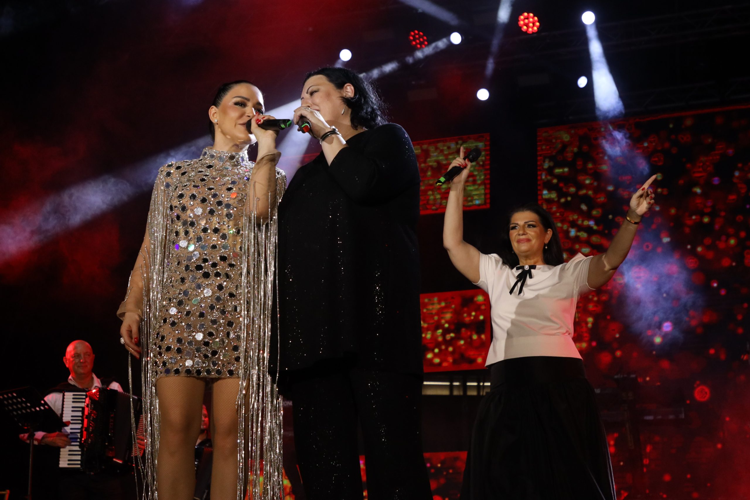 Istorijska noć u Beogradu: Suzana Jovanović se rasplakala na bini, omaž Sinanu Sakiću naježio hiljade ljudi u publici, a tek da čujete šta je zapevala Bojana Barjaktarević (FOTO) 14 0A0A0360