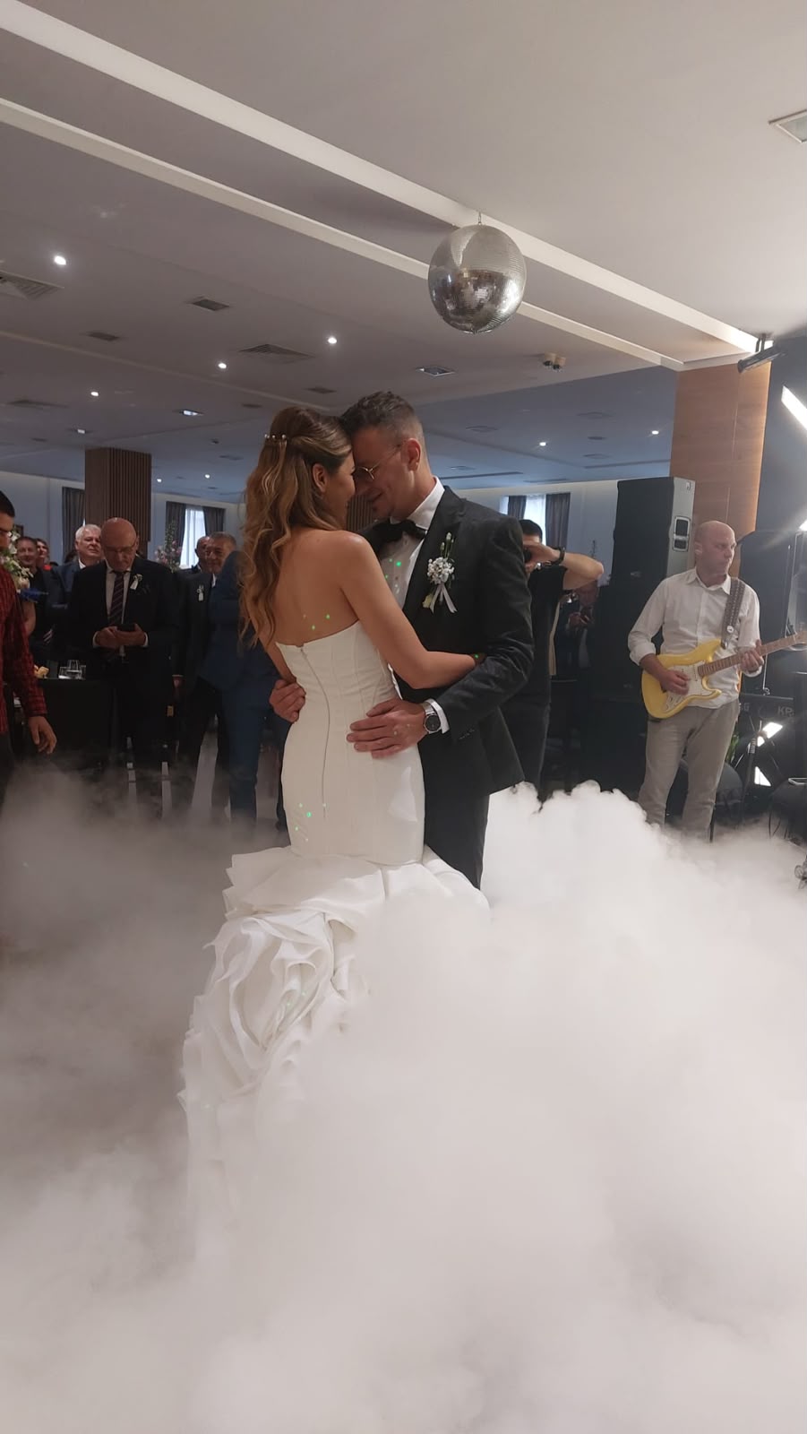 Prvi ples Dušana i Staše Šljivić oduševio sve: Romantičan i emotivan trenutak obeležio svadbeno veselje (VIDEO) 6 4d35f9b3 9ab5 4d04 81a8 4283e54ebf18 6EEEB3F3 0E6A 401C 8B7E EE55B875AC6F