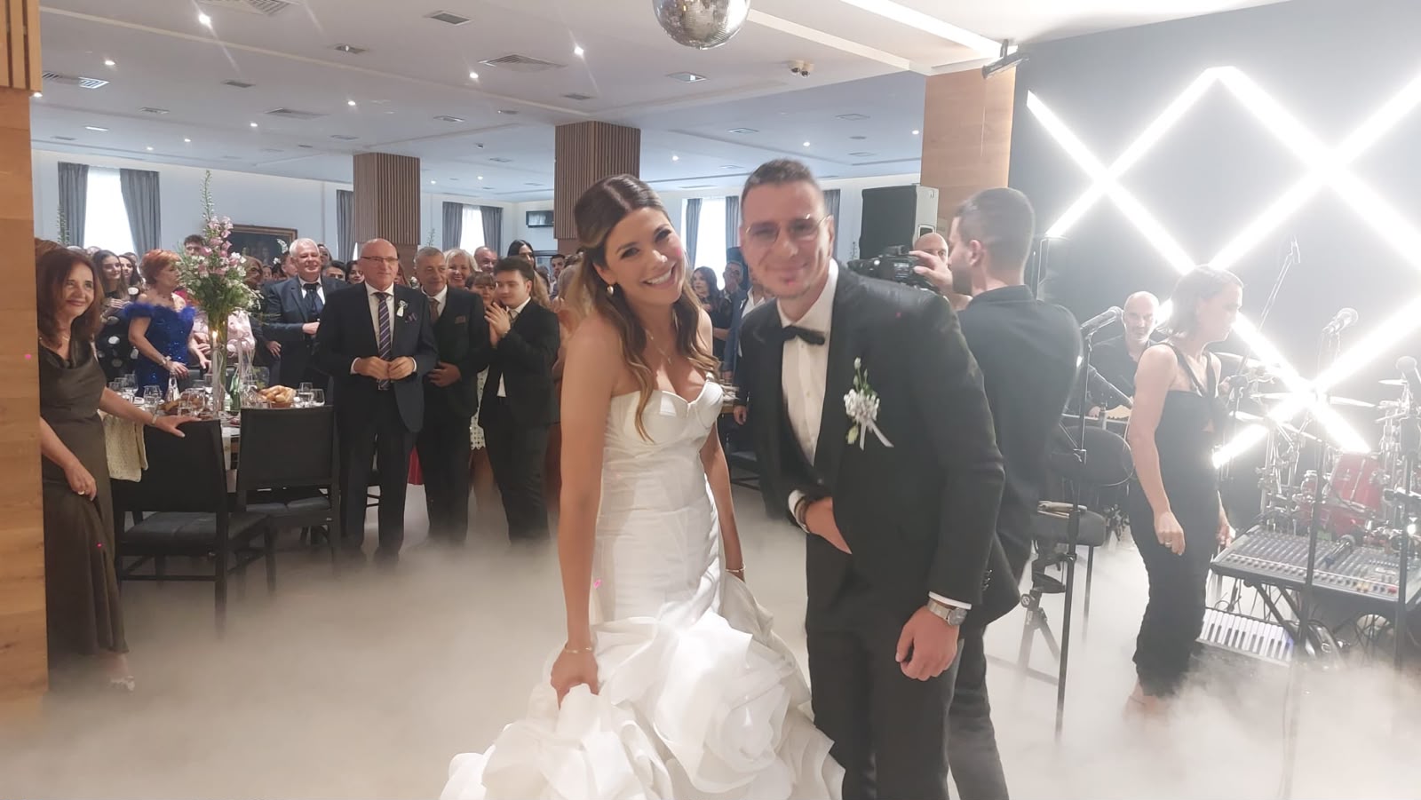 Prvi ples Dušana i Staše Šljivić oduševio sve: Romantičan i emotivan trenutak obeležio svadbeno veselje (VIDEO) 7 8433c65c 04fa 4f86 8643 d2592239cc2a 0DAB037D 64A8 42C9 B69E 44AFA1054415
