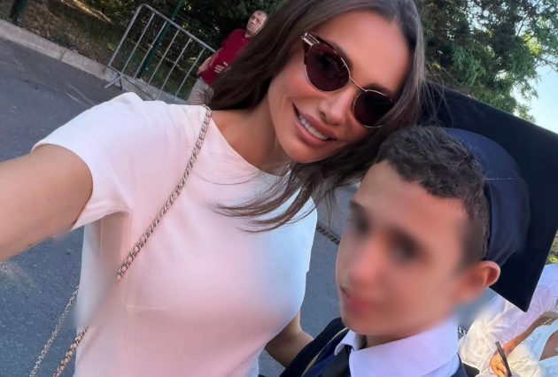 Emina i bivši muž na maturi mlađeg sina: Pevačica u beloj haljini pripijenoj uz telo, presrećna zbog naslednika: "Najbolje tek dolazi" (FOTO) 20 Emina Jahovic 2 1 e1782204095281