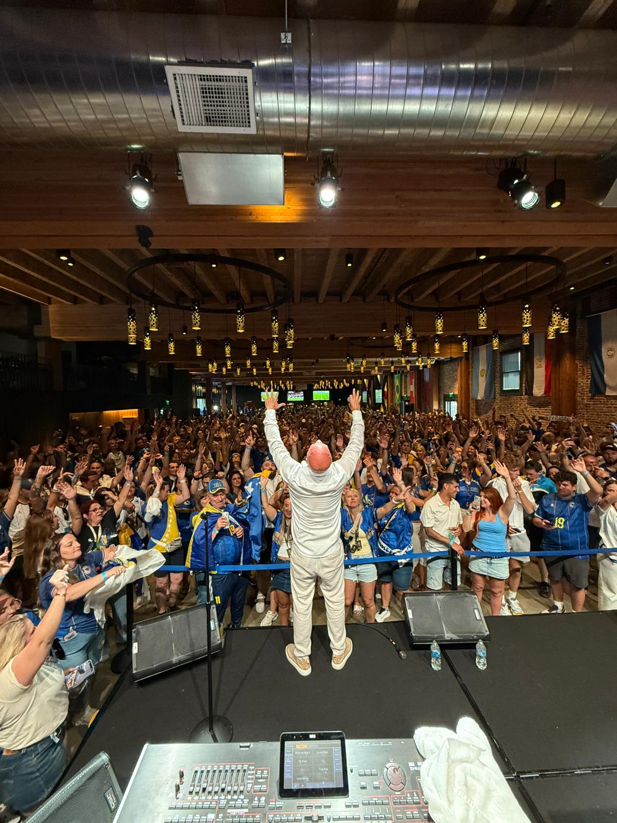 Haos u Sijetlu posle utakmice: Boban Rajović se pojavio na američkoj televiziji, sa navijačima Bosne i Hercegovine slavio pobedu 5 IMG 20260625 WA0009 1