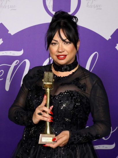Ivana Šalipur Lola je pobednica "Nikad nije kasno" prema glasovima stručnog žirija: Niko nije ostao imun na ovakav vokal 28 IVANA SALIPUR LOLA 40 GOD. CIKAGO 20 ok