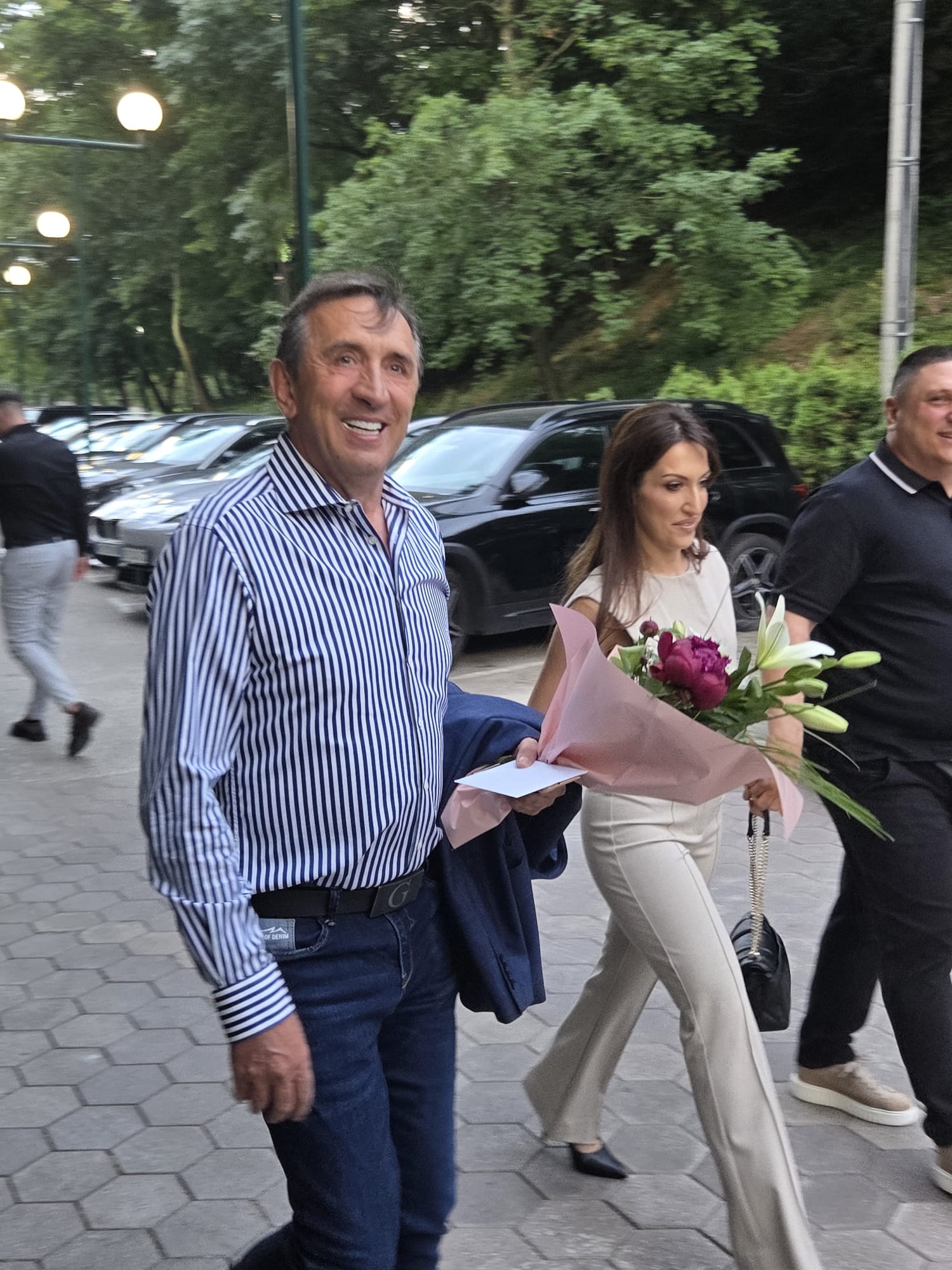 Sa buketom cveća u rukama i širokim osmehom: Žika Jakšić uveličao slavlje kod Uroša Živkovića (FOTO) 6 PHOTO 2026 06 03 19 29 29