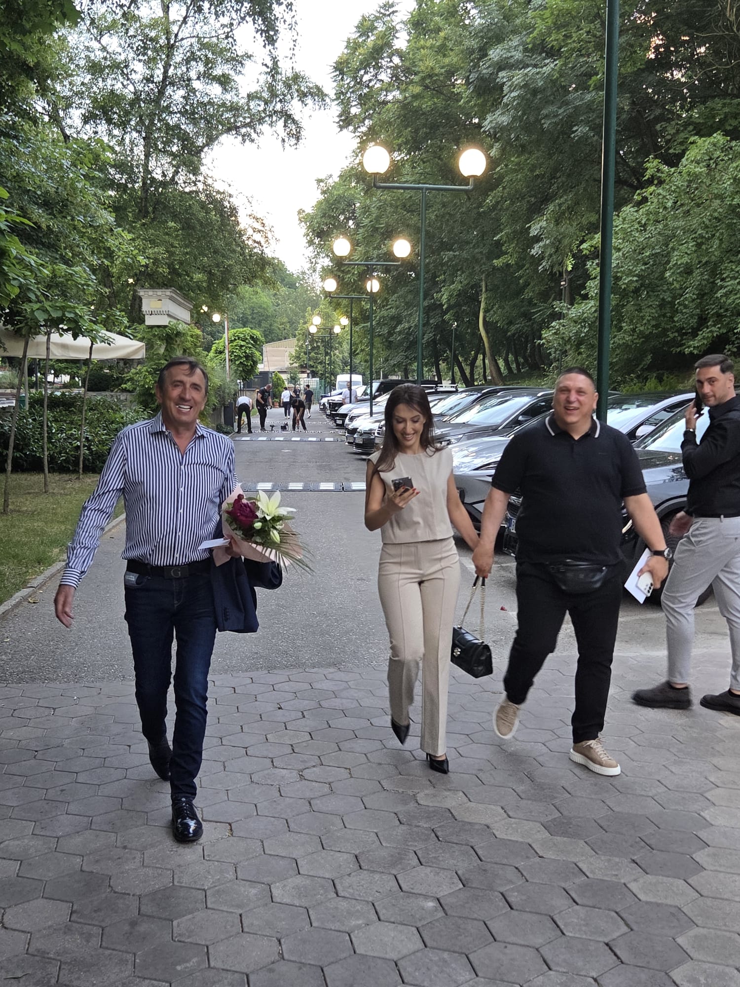 Sa buketom cveća u rukama i širokim osmehom: Žika Jakšić uveličao slavlje kod Uroša Živkovića (FOTO) 5 PHOTO 2026 06 03 19 29 30 1