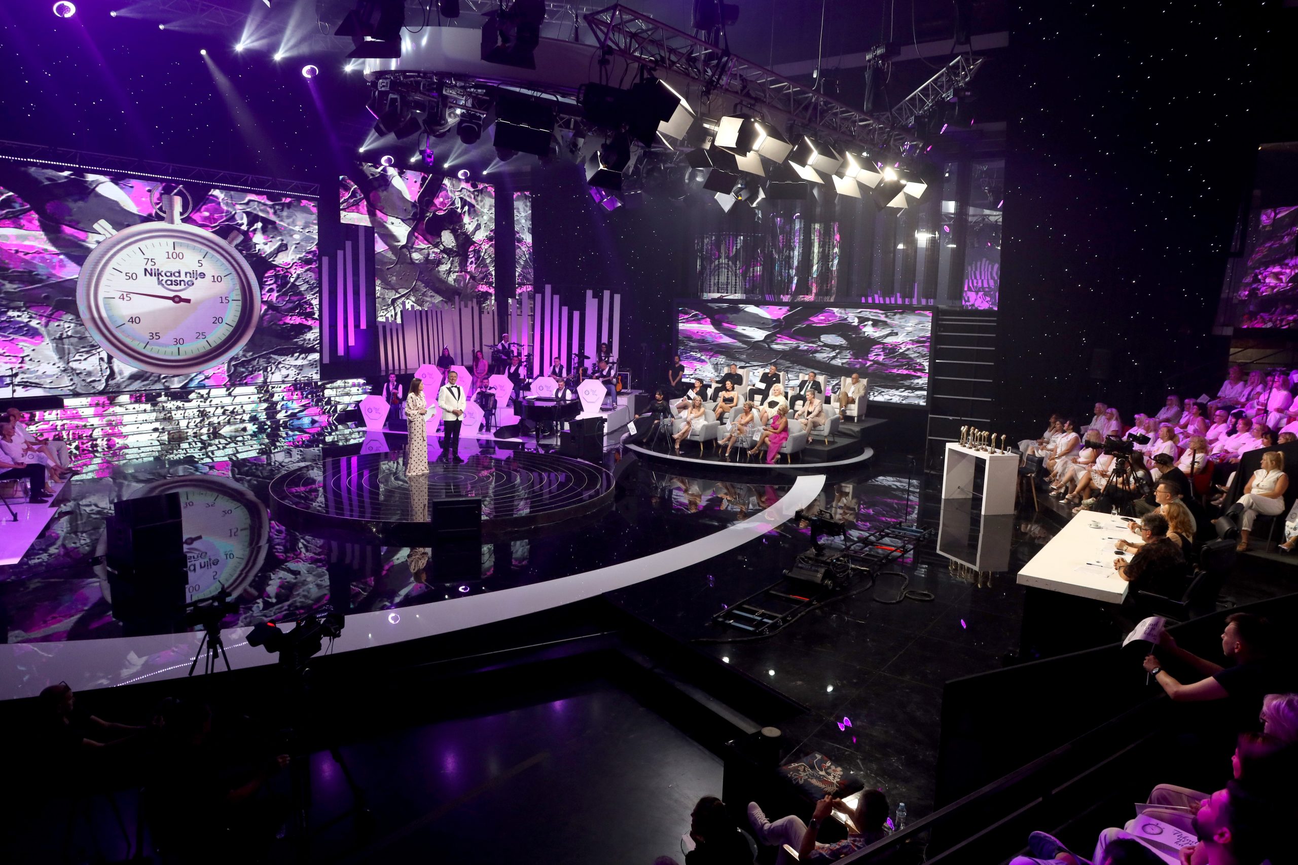 Otvorene prijave za novu sezonu "Nikad nije kasno": Evo kako možete da postanete deo popularnog šoua 9 SCENA NNK FINALE SNIMANJE 17062026 FOTO MUNJA 3 ok