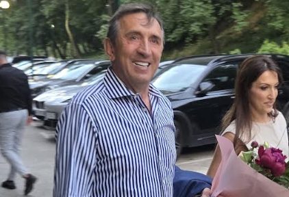 Sa buketom cveća u rukama i širokim osmehom: Žika Jakšić uveličao slavlje kod Uroša Živkovića (FOTO) 15 Screenshot 2026 06 03 194830