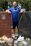Objava pevača gde pozira između dva spomenika izazvala lavinu reakcija, a tek da vidite o kome se radi (FOTO) 20 adnan nezirov 1
