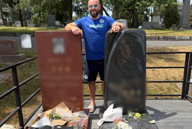 Objava pevača gde pozira između dva spomenika izazvala lavinu reakcija, a tek da vidite o kome se radi (FOTO) 17 adnan nezirov 1