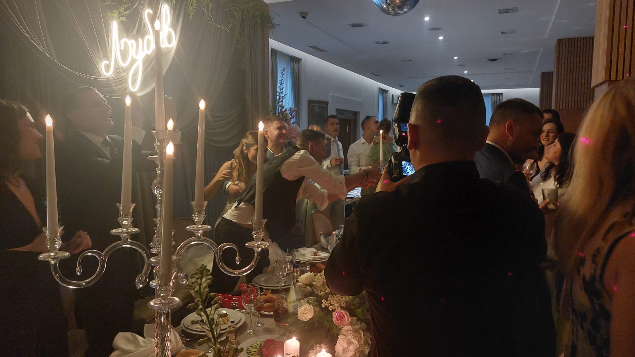Bajkovita dekoracija na venčanju Dušana Šljivića: Roze cvetovi, sveće i posebne flašice rakije (FOTO) 6 cbcfaaab 14fc 44a4 8ce8 ce773d551b71