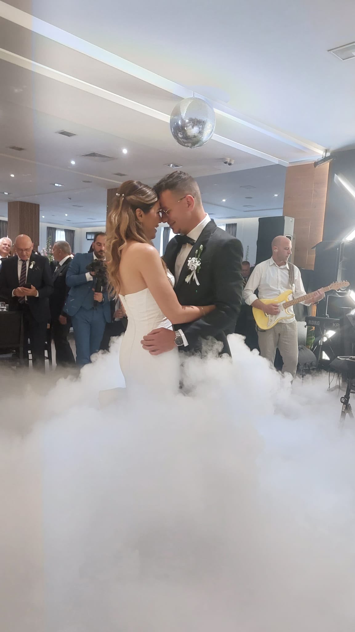 Prvi ples Dušana i Staše Šljivić oduševio sve: Romantičan i emotivan trenutak obeležio svadbeno veselje (VIDEO) 8 d493d0da 96e5 4543 9f42 c41d710be3ab 7B314E5D 6614 4F31 978A B6991A9862E5