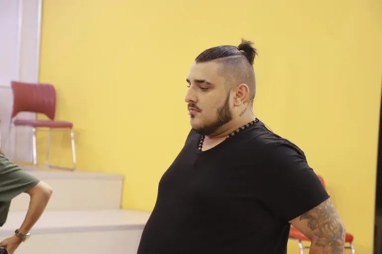 Sećamo se pobednika... Živi burno, vozi brzo, a njegove hitove znaju svi: Bio je maloletan kad je trijumfovao u "Zvezdama Granda", a ovako je Popović pomogao najskandaloznijem pobedniku "Zvezda Granda" (FOTO) 15 image 10 25