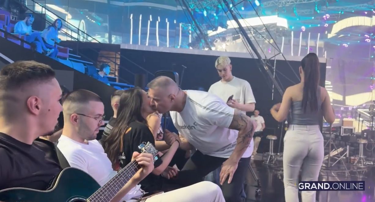 Brojimo sitno: Pogledajte šta je naša kamera zabeležila u poslednjim trenucima pre početka velikog finala "Zvezda Granda" (VIDEO) 6 image 15 8