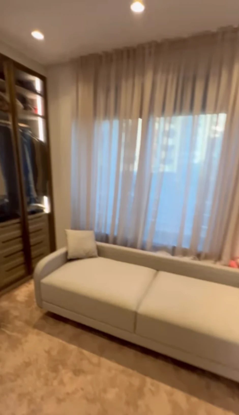 Ovako izgleda stan Sanje Vučić: Luksuzni garderober zauzeo pola sobe, fanovi oduševljeni (FOTO) 8 image 17 13