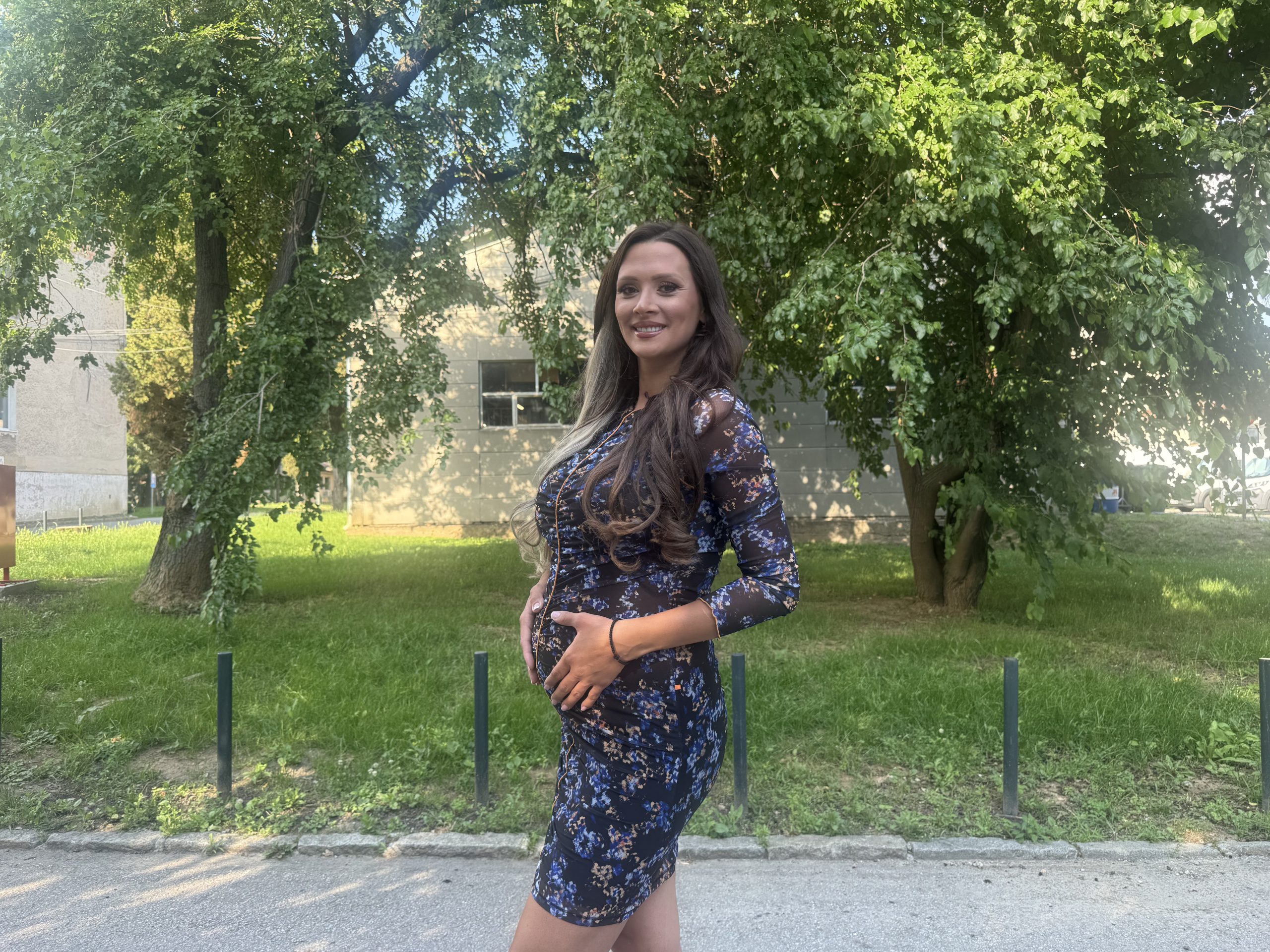 Pevačica tek čeka drugo dete, a već planira treće: Priznala da o kilaži ne razmišlja iako se u prvoj trudnoći ugojila 30 kilograma (VIDEO) 5 lena colak trudna 1