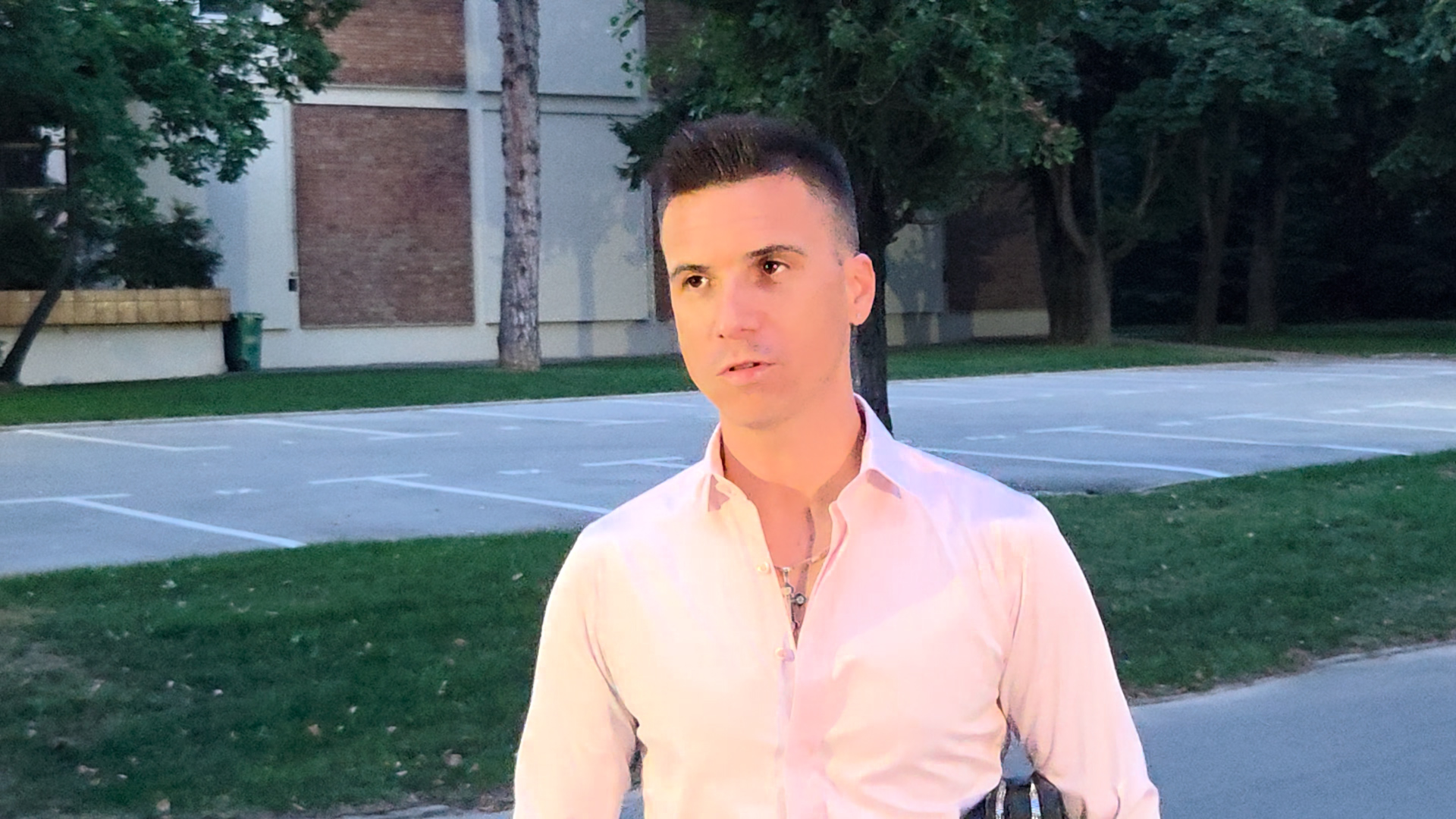 Navijači sa transparentima u Grandovom studiju: Nikad jači start finala "Zvezda Granda" (VIDEO) 7 milan3