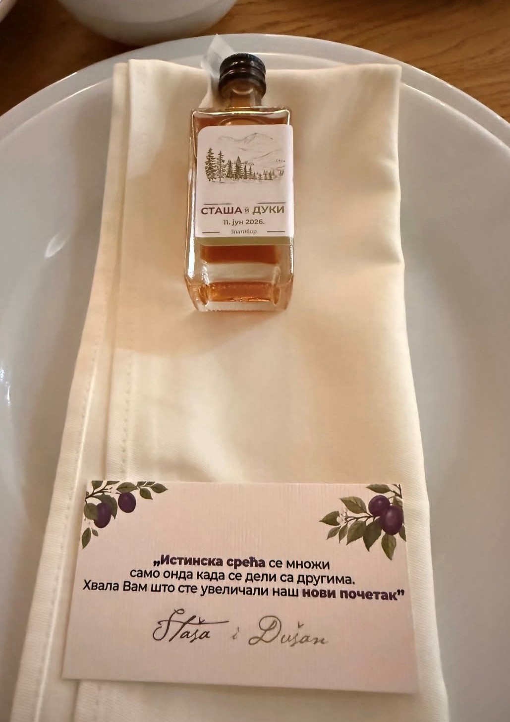 Bajkovita dekoracija na venčanju Dušana Šljivića: Roze cvetovi, sveće i posebne flašice rakije (FOTO) 10 rakija