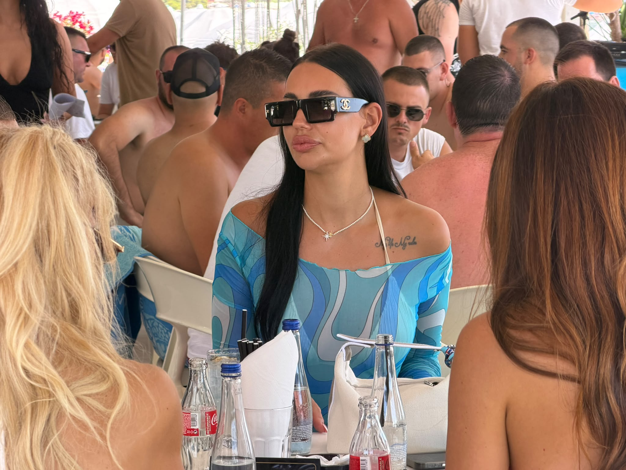 Au, kakvo izdanje! Katarina Grujić mamila poglede na plaži u Bečićima: Muškarci gledali, žene komentarisale njen skupoceni stajling (FOTO+VIDEO) 5 1d16a9ea 10ca 42c2 aad1 afefe28c80fc