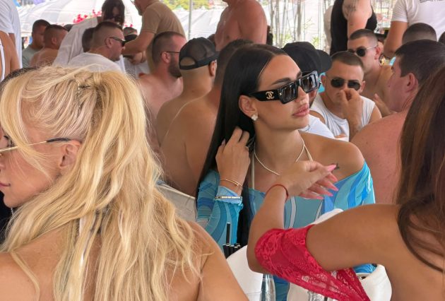 Au, kakvo izdanje! Katarina Grujić mamila poglede na plaži u Bečićima: Muškarci gledali, žene komentarisale njen skupoceni stajling (FOTO+VIDEO) 13 23116476 f4c5 458d a708 9ade89ecccb2