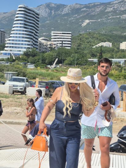 Paparazzo: Dara Bubamara uhvaćena sa dečkom pred nastup u Bečićima, prolaznici se okretali za njima (FOTO) 19 2cd47d5d 09a0 4de7 b2a6 a2ff27f33939