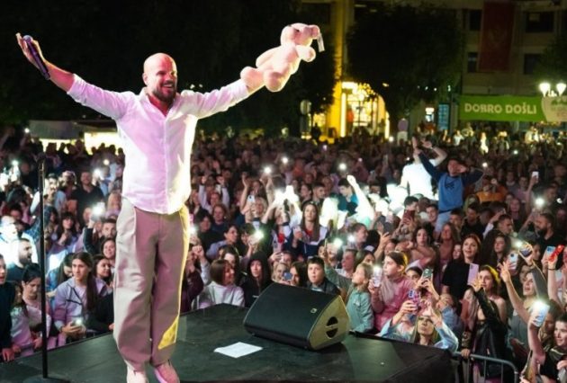 Ponovo prekinut nastup: Boban Rajović sišao među publiku, a onda je na binu izveo devojčicu koja je sve ostavila bez teksta (FOTO) 12 722457 4 1 f