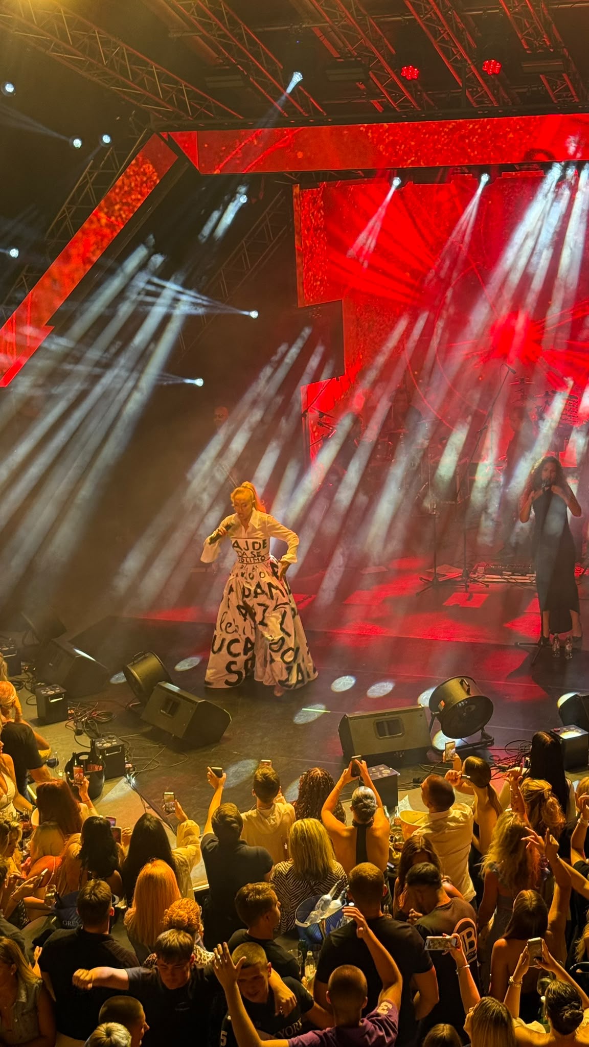 Lepa Brena još jednom pokazala zašto je regionalna diva broj jedan: Krk pevao uglas sa njom, a haljina je tek spektakl za sebe (VIDEO) 6 83f55112 c81b 40d2 b1c8 c87160e813e5
