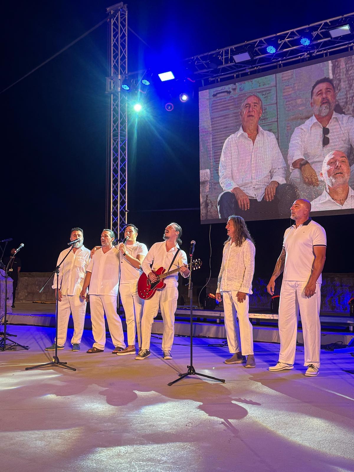 Filip Aleksić sa kolegama priredio veče za pamćenje u Crnoj Gori: Mladi pevač sišao među publiku, nastao trans (VIDEO) 9 9c286217 614f 479e a538 e7ef069bf0c1