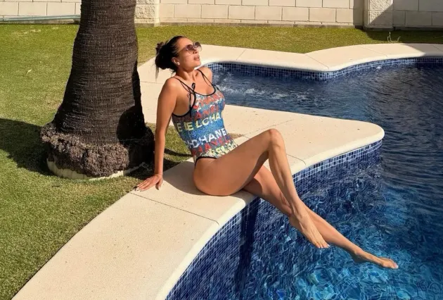 Ceca Ražnatović pokazala kako izgleda u kupaćem kostimu: Pozirala kraj bazena i izazvala lavinu komentara (FOTO) 15 CECA RAZNATOVIC e1784897243739