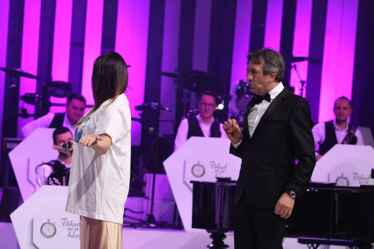 Žika Jakšić izazvao takmičarku u "Nikad nije kasno", ona zbog Mareta skinula majicu: Ova scena se i danas prepričava 4 nikad nije kasno