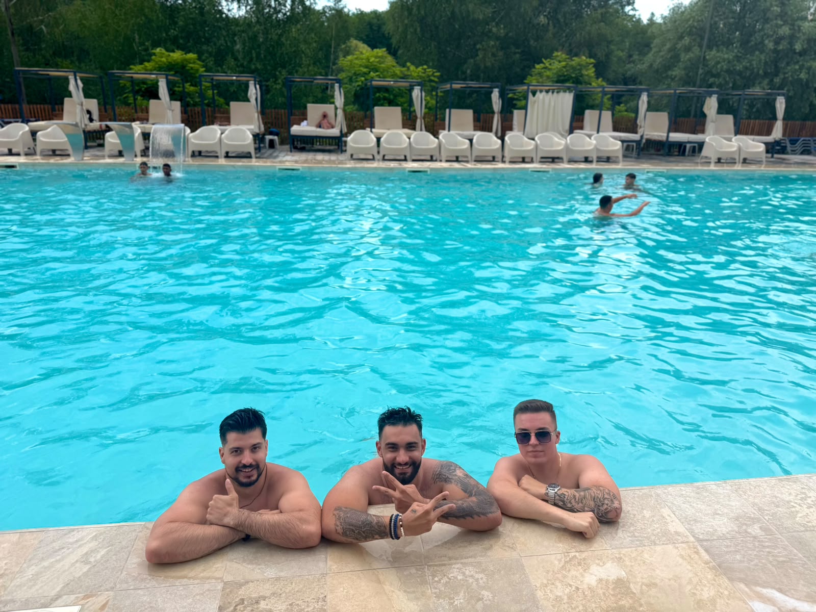 Ne zna se ko bolje izgleda: Tri miljenika publike zajedno na luksuznom bazenu (FOTO) 5 PHOTO 2026 07 16 13 36 09 2