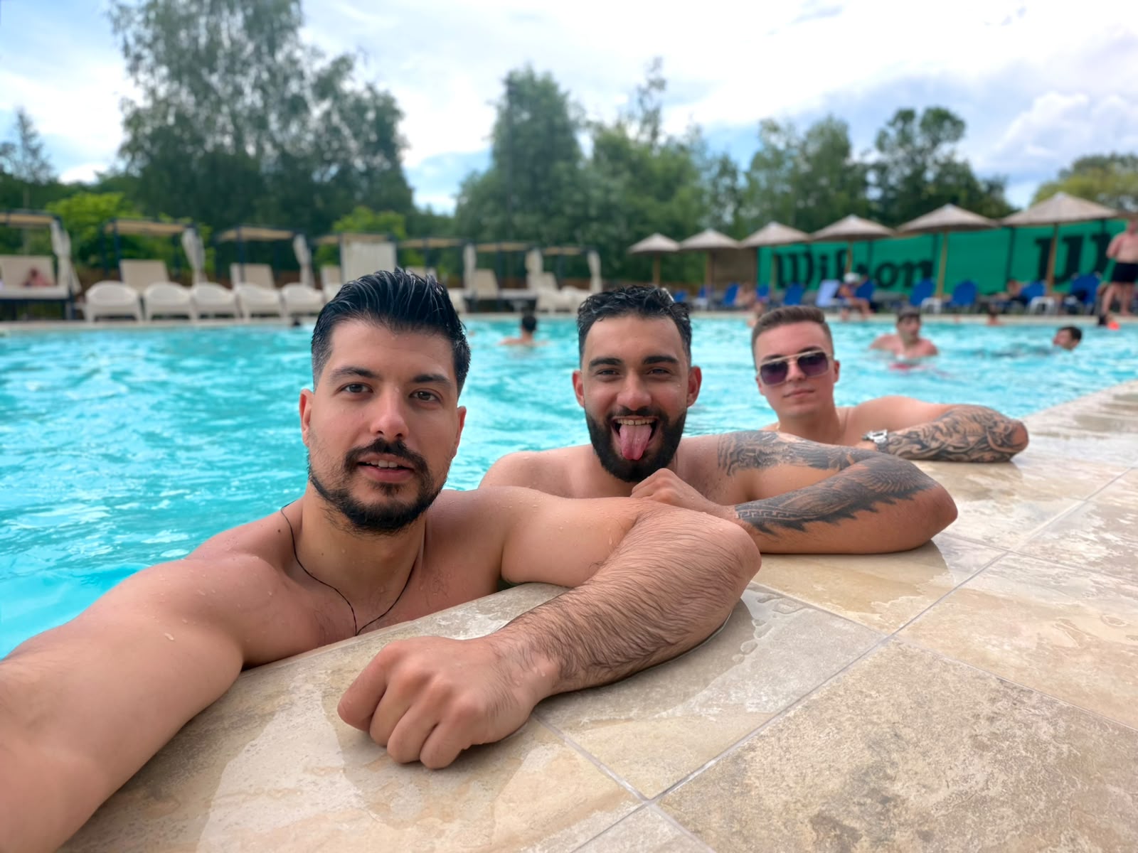 Ne zna se ko bolje izgleda: Tri miljenika publike zajedno na luksuznom bazenu (FOTO) 6 PHOTO 2026 07 16 13 36 09