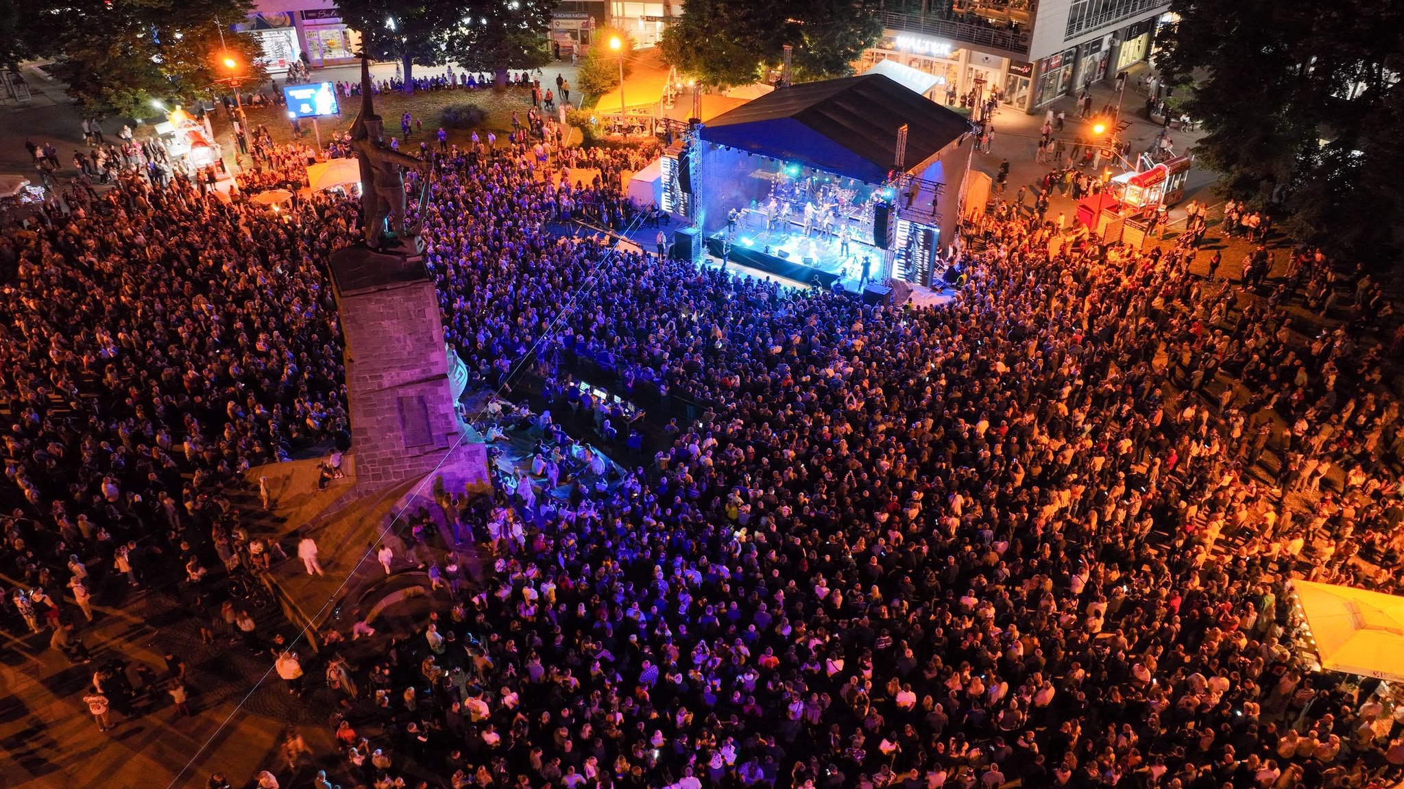 Kraljevo zagrlilo svog virtouza: Aleksandar Sofronijević priredio muzički spektakl u rodnom gradu! 6 PHOTO 2026 07 25 13 40 48 6