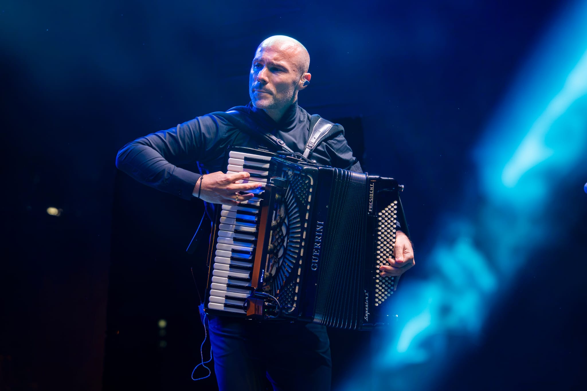 Kraljevo zagrlilo svog virtouza: Aleksandar Sofronijević priredio muzički spektakl u rodnom gradu! 10 PHOTO 2026 07 25 13 40 48