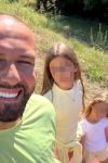 Ovako izgleda porodična sreća: Dado Polumenta sa suprugom i decom u prirodi, Isakova prva šetnja osvojila mreže (FOTO) 13 Screenshot 2026 07 10 131040