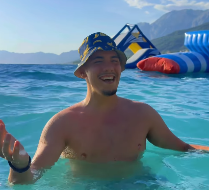 Ni na letovanju ne miruje: Damjan Vračar zapevao dok se kupao u moru, evo kako se pevač provodi u Hrvatskoj (VIDEO) 19 Screenshot 2026 07 17 121048