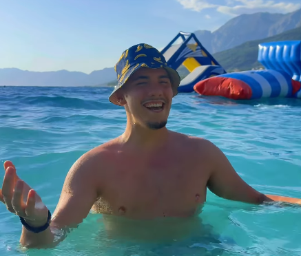 Ni na letovanju ne miruje: Damjan Vračar zapevao dok se kupao u moru, evo kako se pevač provodi u Hrvatskoj (VIDEO) 9 Screenshot 2026 07 17 121048