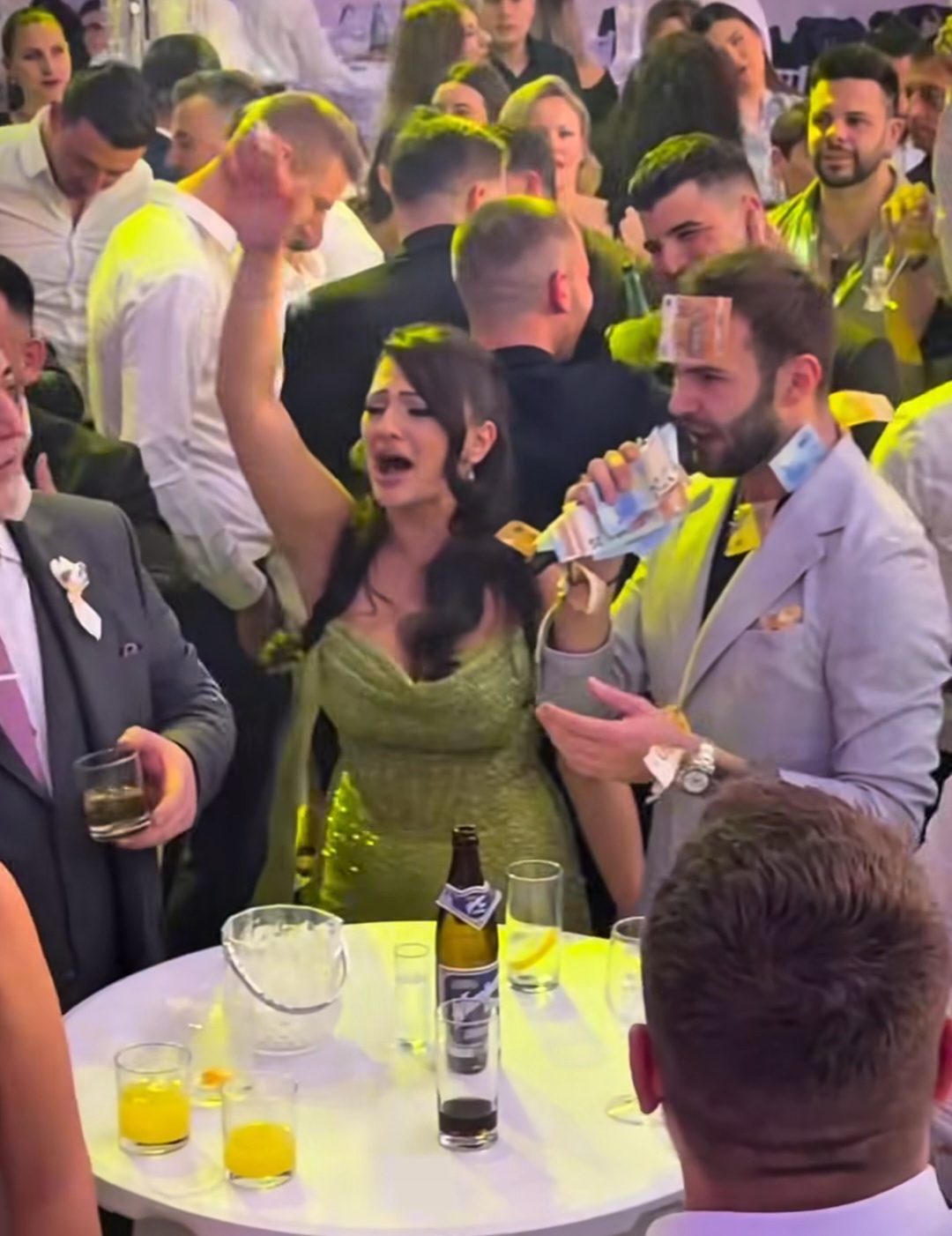 Marko Gačić napravio haos na veselju: Lepili mu evre na čelo, a u rukama "čista energija" (VIDEO) 6 Screenshot 20260707 130413 Instagram