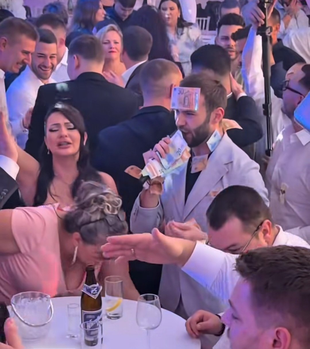 Marko Gačić napravio haos na veselju: Lepili mu evre na čelo, a u rukama "čista energija" (VIDEO) 5 Screenshot 20260707 130416 Instagram