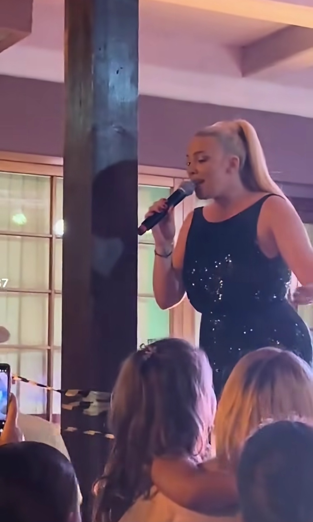 Milica Todorović se popela na stolicu i zapevala ocu: Prizor sa slavlja raznežio sve (VIDEO) 3 Screenshot 20260714 100123 Instagram
