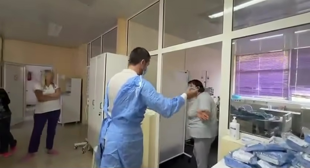 Scena koja slama srce: Nikola Rokvić u dečjoj bolnici zapevao majci malog heroja, njena reakcija nikoga nije ostavila ravnodušnim (VIDEO) 7 Screenshot 20260729 100448 Instagram