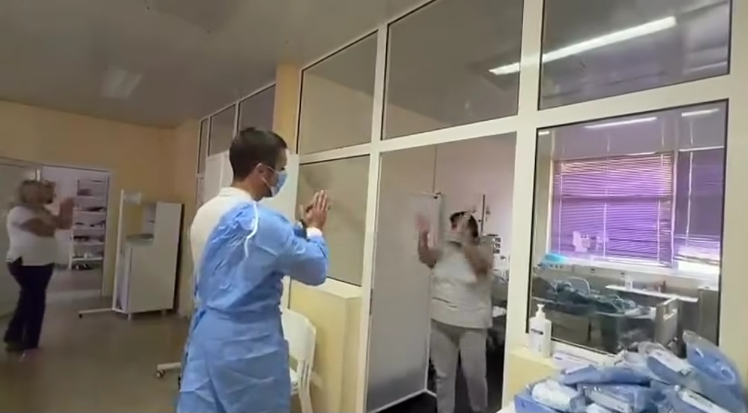 Scena koja slama srce: Nikola Rokvić u dečjoj bolnici zapevao majci malog heroja, njena reakcija nikoga nije ostavila ravnodušnim (VIDEO) 8 Screenshot 20260729 100500 Instagram