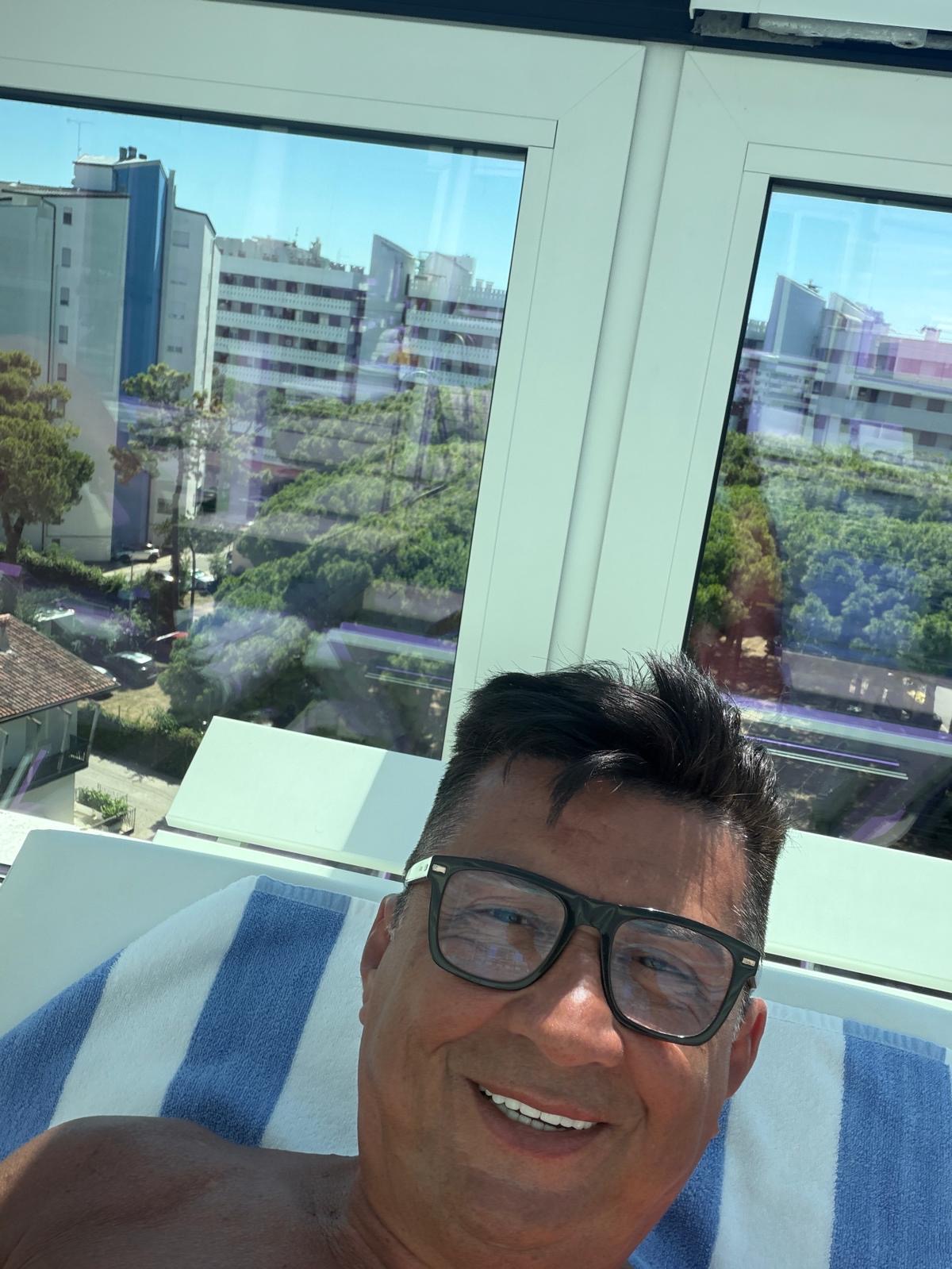 Voditelj Zoran Pejić Peja otputovao na zasluženi odmor: Evo kako uživa u letovalištu koje je voleo i Saša Popović (FOTO) 8 afeb47d2 281c 478e add8 1ea777c72642