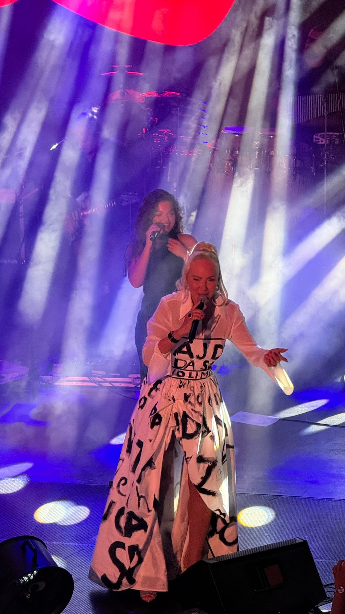 Lepa Brena još jednom pokazala zašto je regionalna diva broj jedan: Krk pevao uglas sa njom, a haljina je tek spektakl za sebe (VIDEO) 7 db184b88 596b 4f81 bd6e 42a7d101a300