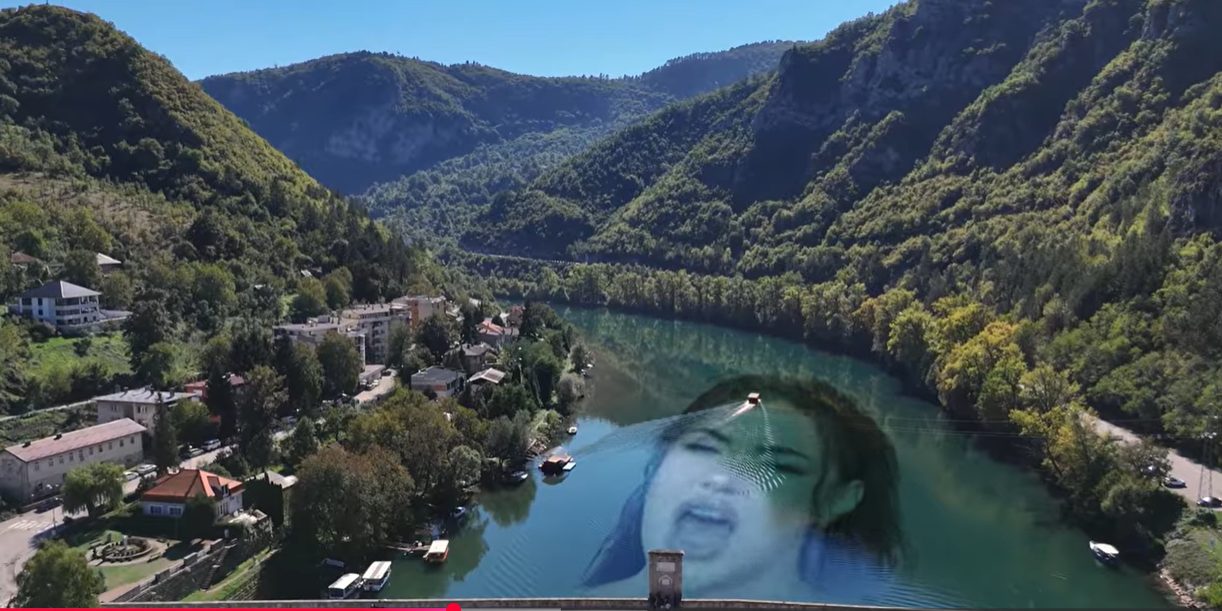 Finalistkinja "Zvezda Granda" šokirala novim potezom, ovo još niste videli: Glumila reku u spotu, a onda i životinje (VIDEO) 6 image 1