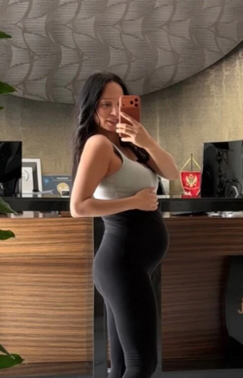 Edita Aradinović u devetom mesecu trudnoće blista više nego ikad: Pevačica pokazala kako uživa pred dolazak naslednice (FOTO) 8 image 2 1